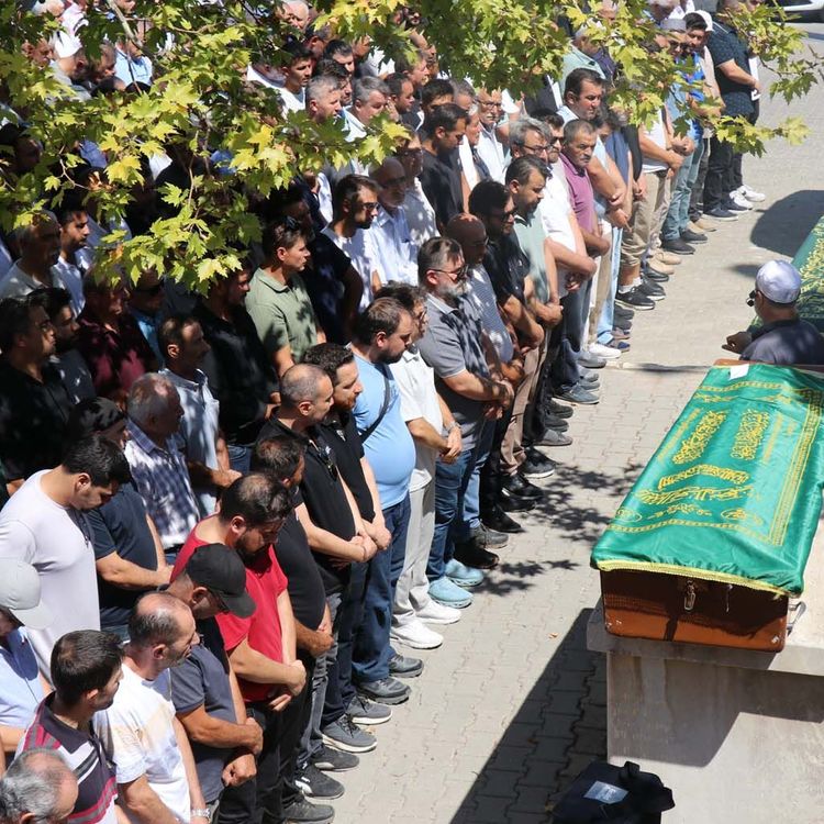 Oğlu kazada, babası ise kaza haberini alınca vefat etti.. Yan yana defnedildiler