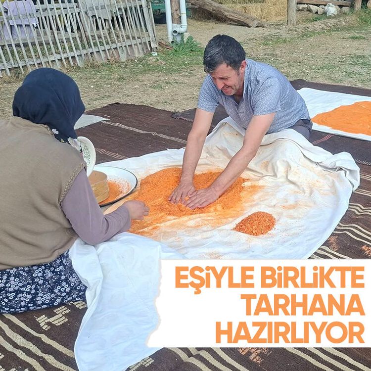 Eşiyle birlikte tarhana hazırlıyor