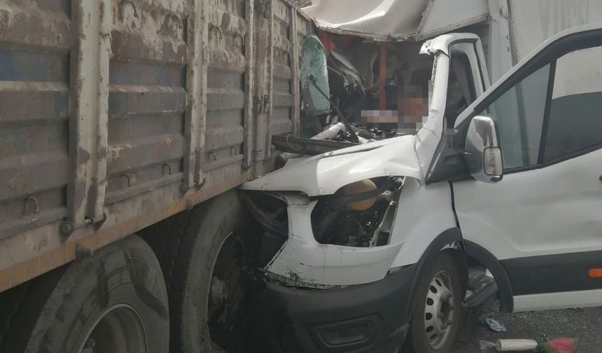 Tıra arkadan çarpan kamyonetin sürücüsü hayatını kaybetti