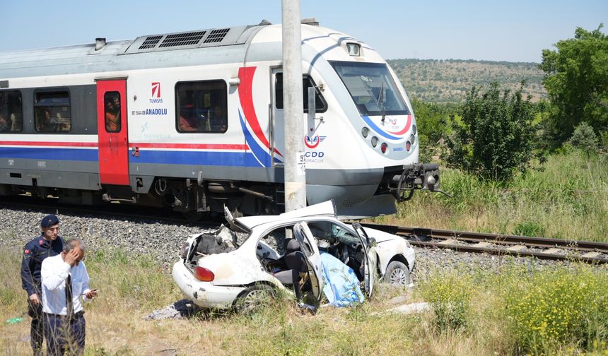 Tren otomobile çarptı, 1 ölü