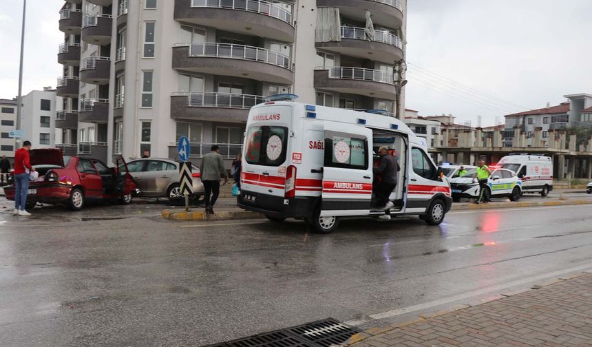 Denizli’de feci kaza.. Yağmur yağdı, kaza oldu.. Çok sayıda yaralı var