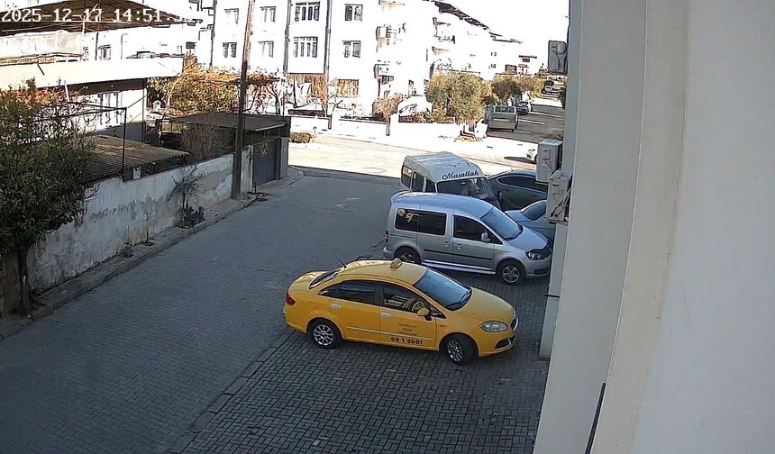 Aydın’da önce motosiklete sonra park halindeki araçlara çarptı