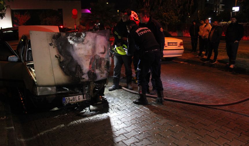 Aydın’da park halindeki otomobili alevler sardı