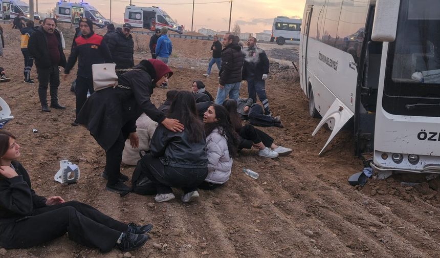 Kamyonet ile midibüs çarpıştı, 17 yaralı