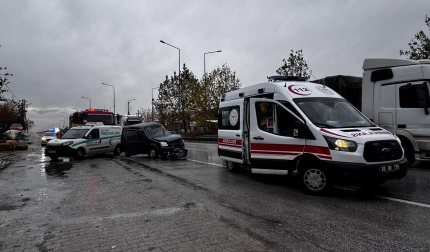 Kamyonun çarptığı otomobilde 1 kişi hayatını kaybetti, 2 kişi yaralı