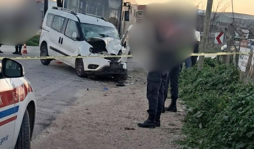 Otobüs ile ticari araç çarpıştı, 1 ölü, 2 yaralı