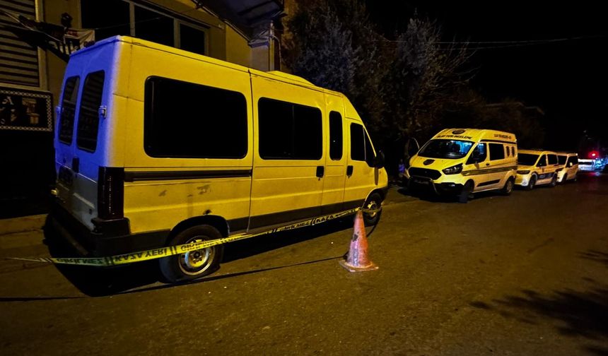 Park halindeki minibüse kurşun yağmuru