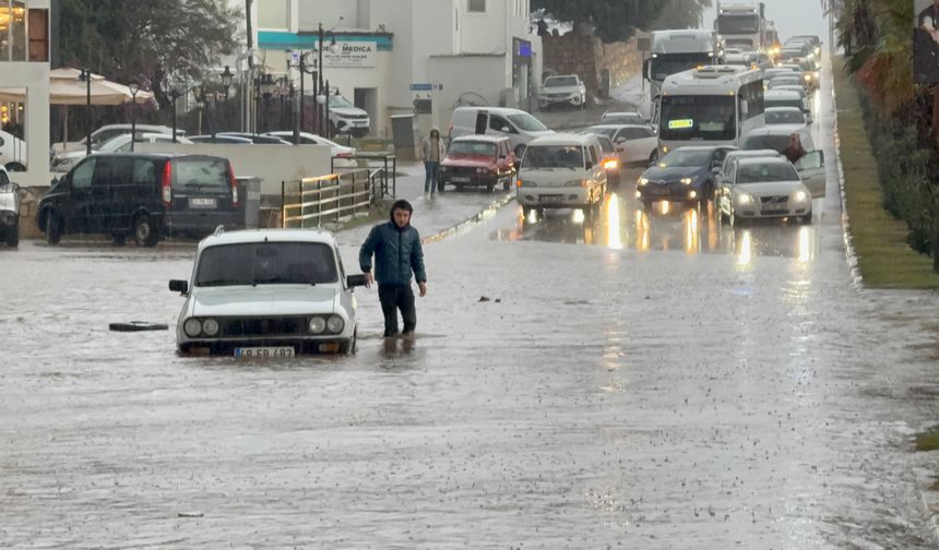 Sokaklar göle döndü araçlar sular altında kaldı