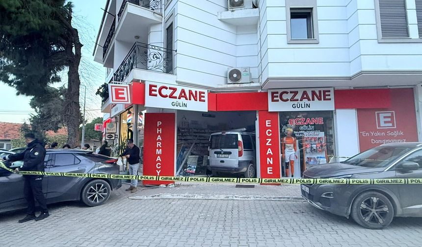 Otomobil ile eczaneye daldı