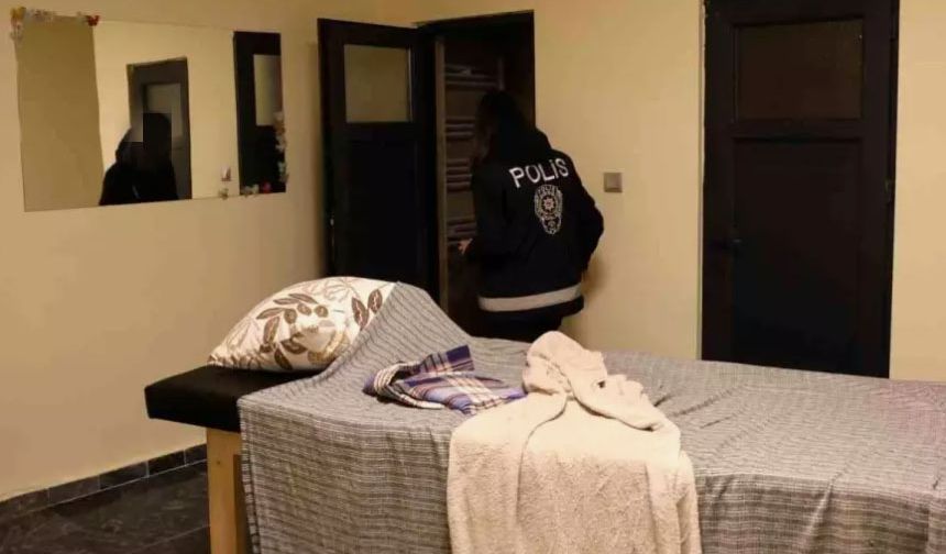 3 kadın 2 erkek masaj salonunda basıldı