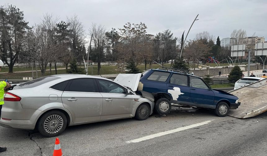 3 otomobil çarpıştı, 4 yaralı