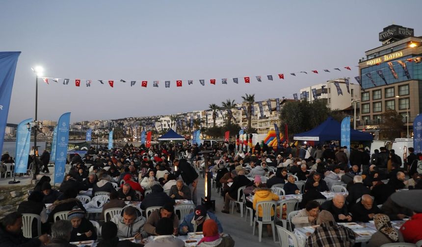 Kuşadası'nda Aydın Büyükşehir Belediyesi'nin İftar Programı’na vatandaşlardan yoğun ilgi