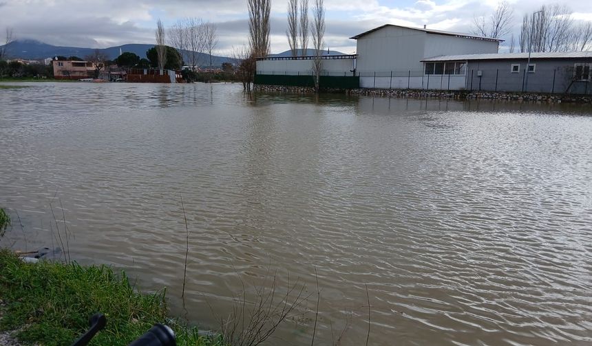 Bakırçay taştı, sokaklar sular altında kaldı