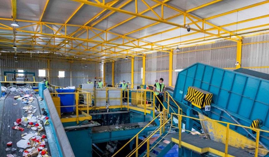 Çöp ayrıştırma bandında yeni doğmuş bebek cesedi bulundu