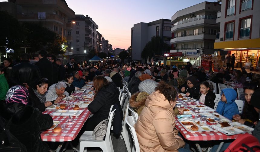 Kuşadası Belediyesi’nin iftar sofrası bu kez Cumhuriyet Mahallesi’nde kuruldu