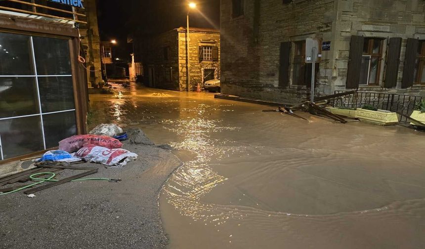 Dereler taştı, sokakları su bastı