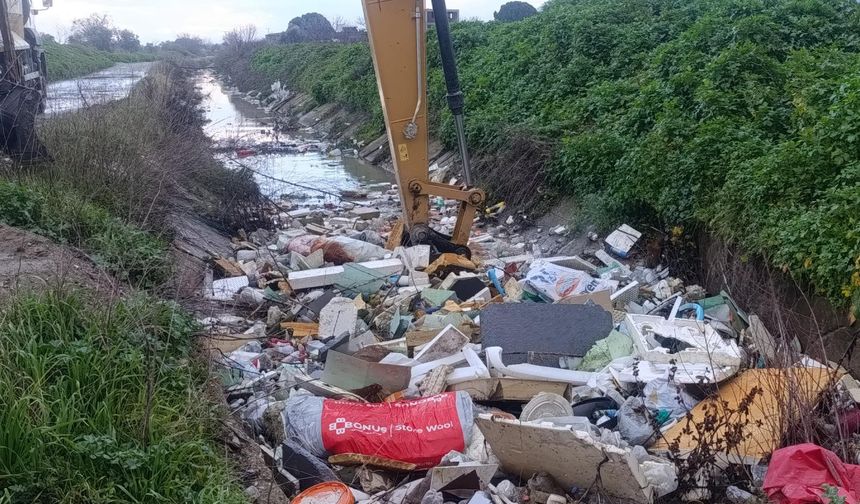 Dereyi çöplüğe çevirmişler