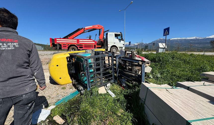 Devrilen forkliftin altında kaldı