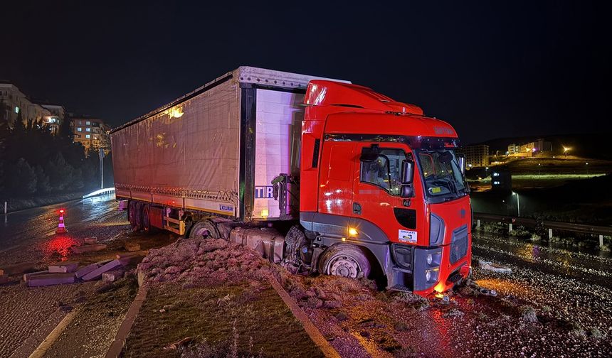 Feci kazada tır refüje çıktı, 2 otomobil kazaya karıştı