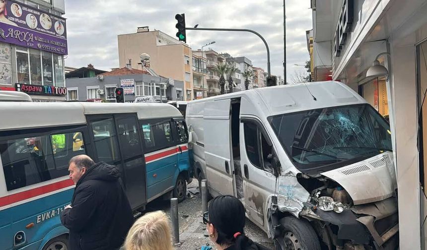 Freni patlayan minibüs kaldırımdaki yayaya çarptı