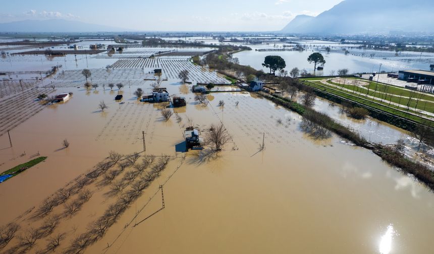 Gediz taştı, köprüler yıkılmak üzere
