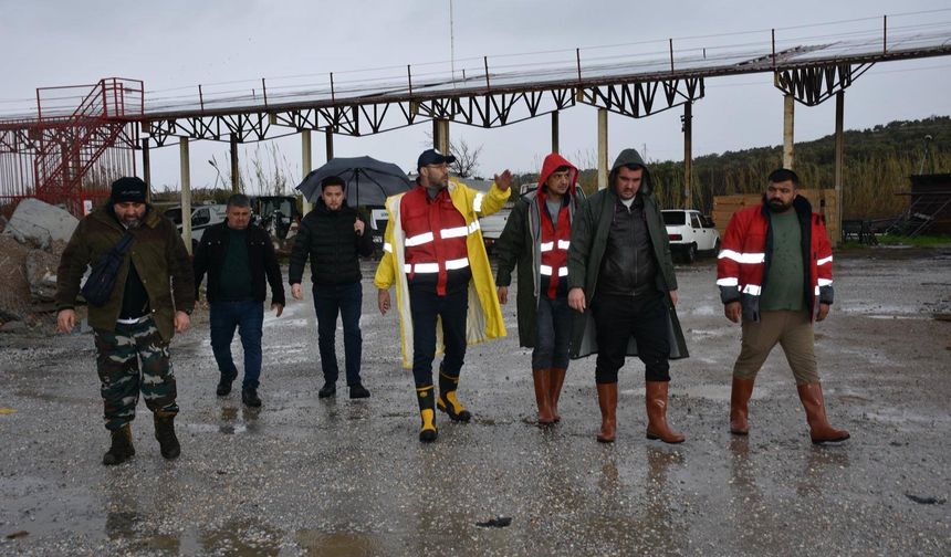 Germencik'te sağanak yağış sonrası başkan çizmeleri giyip sokağa çıktı