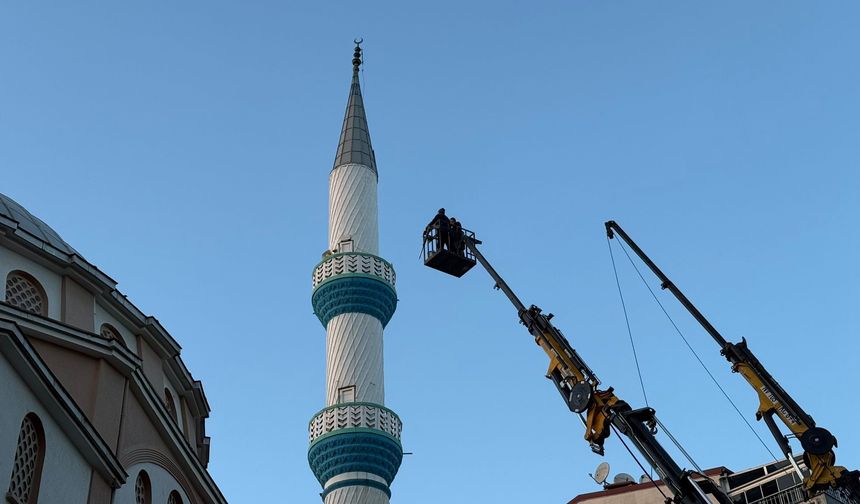 Hasar gören cami minaresi vinçle düzeltildi