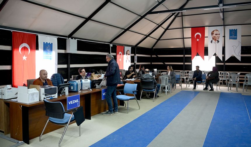 Çerçioğlu Kuşadası Belediyesi’ni binadan çıkarmıştı, Ömer Günel hizmete çadırda devam ediyor