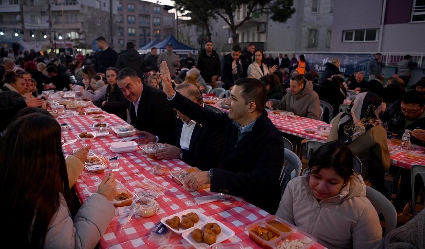 CHP’li başkanlar hemşehrileriyle Kuşadası Belediyesi’nin iftar sofrasında buluştu
