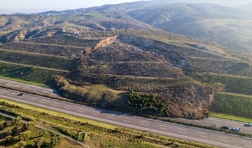 İzmir Otoyolu’nda heyelan