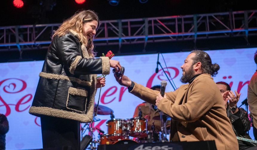 Kuşadası’nda Sevgililer Günü evlenme teklifiyle taçlandı