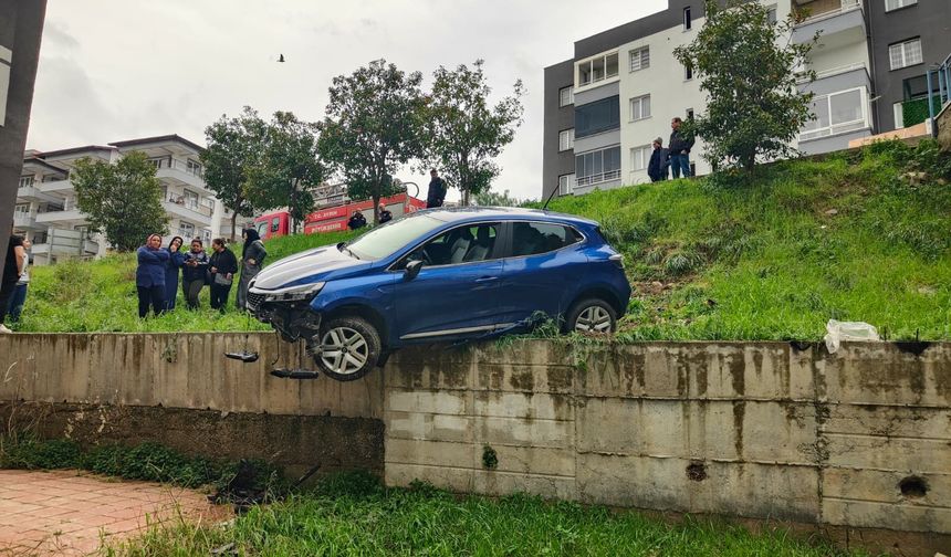 Kuşadası’nda fren yerine gaza basan sürücü bahçeye yuvarlandı