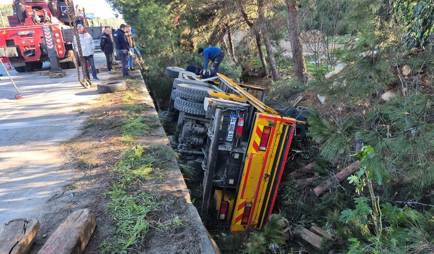 Otomobile çarpan vinç devrildi