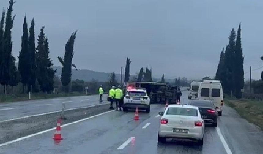 Portakal yüklü kamyon refüje devrildi