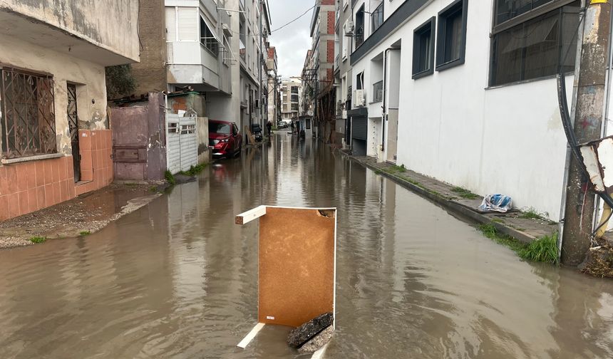 Sağanak sonrası sokaklar göle döndü