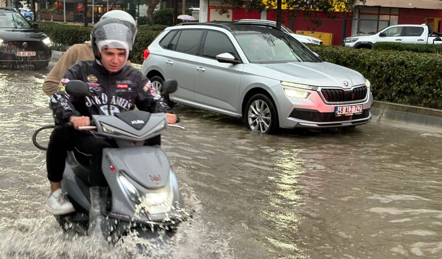 Sağanak yağış hayatı olumsuz etkiledi.. Caddeler göle döndü