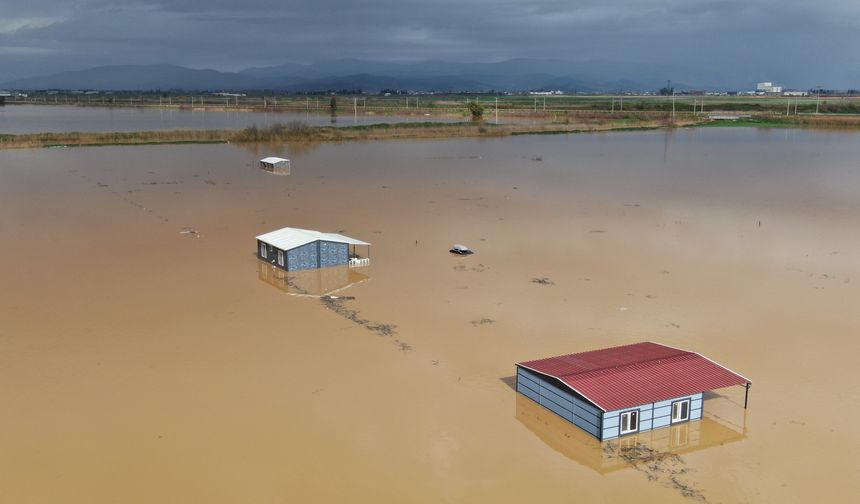 Sağanak yağış sonrası tarlalar, evler sular altında kaldı