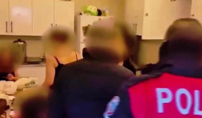 Salonda basıldılar