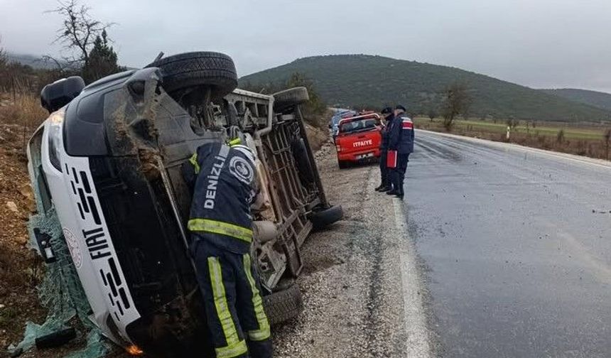 Servis aracı yan yattı, yaralılar var