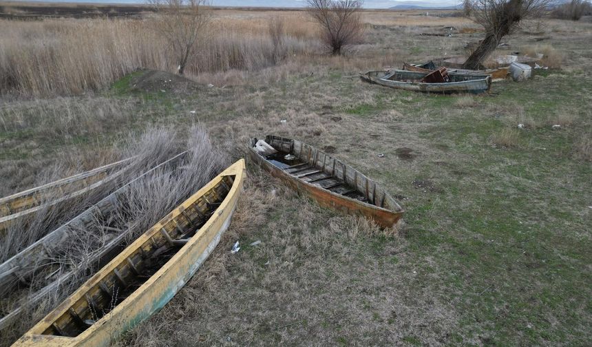Sular çekildi, kayıklar karaya oturdu