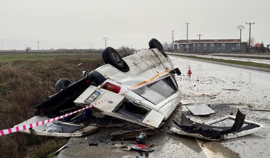 Yağış sonrası kayganlaşan yolda taklalar attı