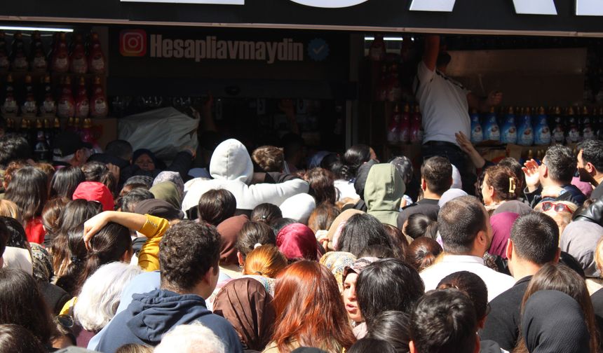 Aydın’da indirim için birbirlerini ezdiler