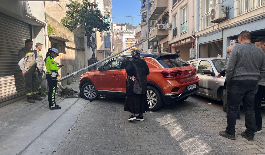 Aydın’da otomobil direği devirdi