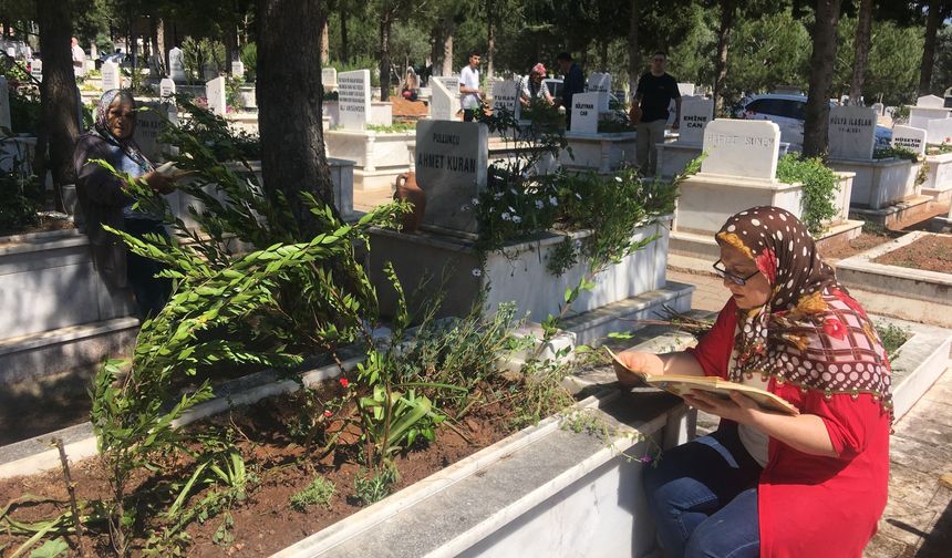 Aydın’da vatandaşlar bayramın ilk günü kabristanlara akın etti, Büyükşehir’in çalışmaları tam not aldı