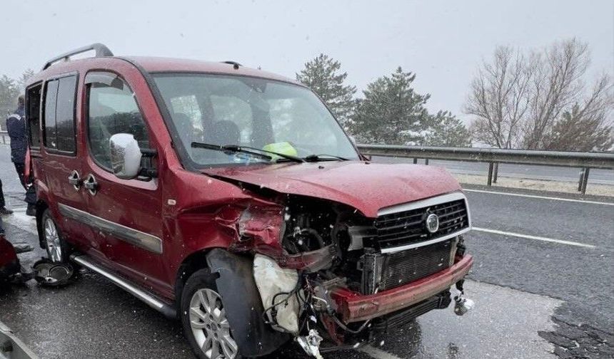 Bariyerlere çarpan araçta 6 kişi yaralandı