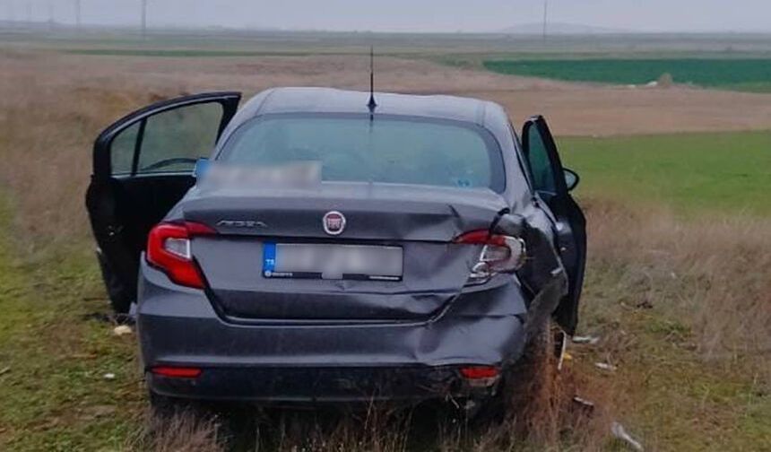 Bariyerlere çarpıp tarım arazisine giren otomobilde 5 kişi yaralandı