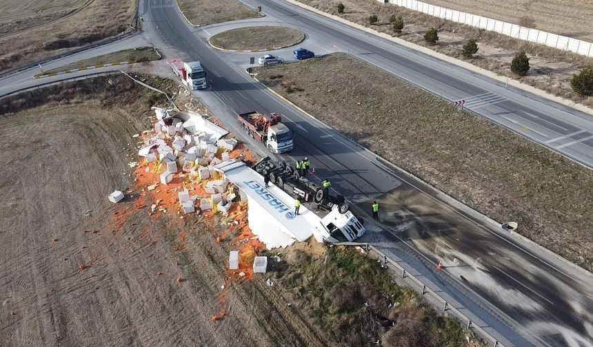 Devrilen tırda 27 ton havuç ziyan oldu