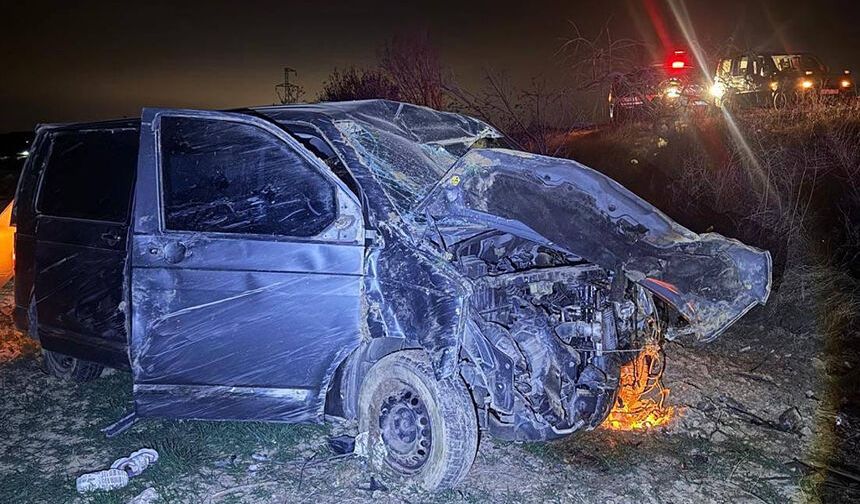 İçinde 4 kişi olan kamyonet ağaca çarptı