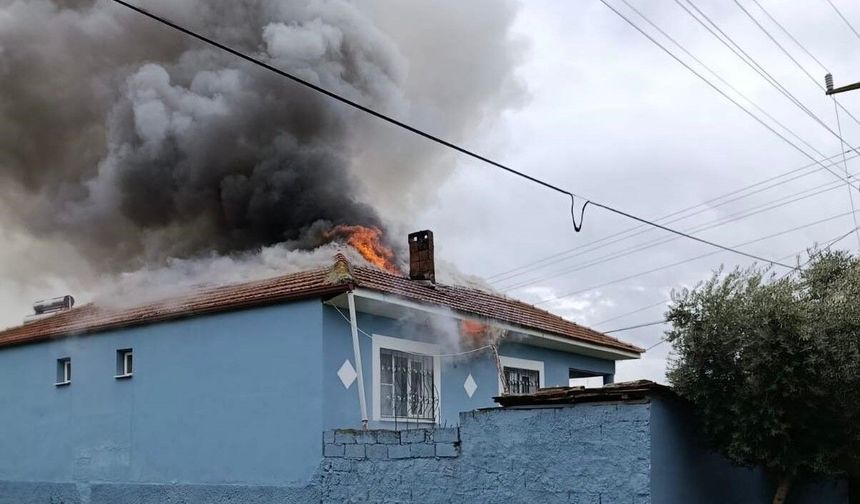 İçinde kimse yokken yangın çıkan evde büyük hasar