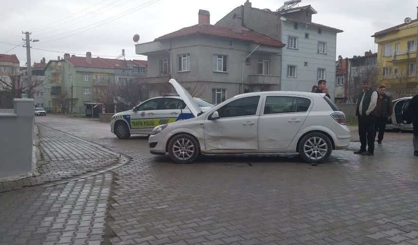 İki otomobil çarpıştı 1 bebek 3 kişi yaralandı